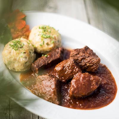 Südtiroler Knödel mit Gulasch - ein Klassiker den man probiert haben muss