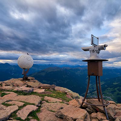 Die bekannte Weltkugel aus Stein am Villanderer Berg - der höchste Punkt der Alm