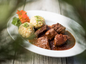 Südtiroler Knödel mit Gulasch