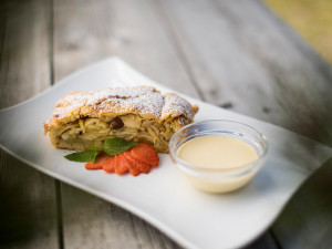 Strudel di mele tradizionale con caffè - un dolce famoso